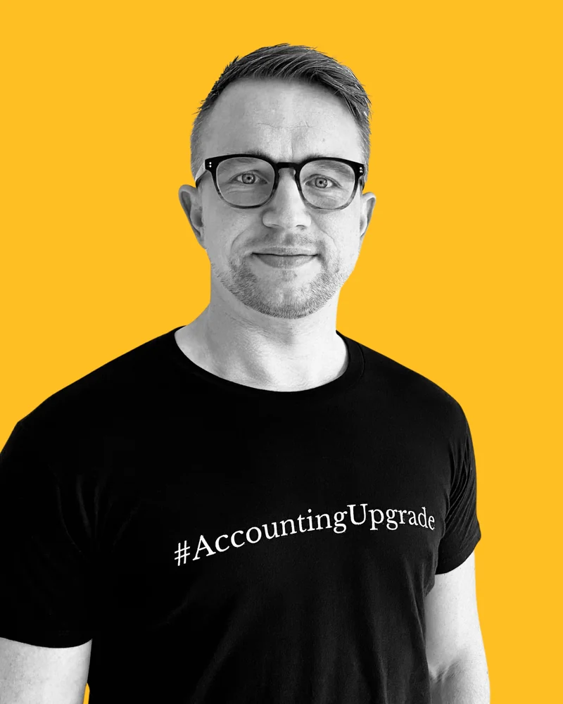 Portrait von Dennis Kulla, Finanzbuchhalter aus Berlin, im #AccountingUpgrade-Shirt
