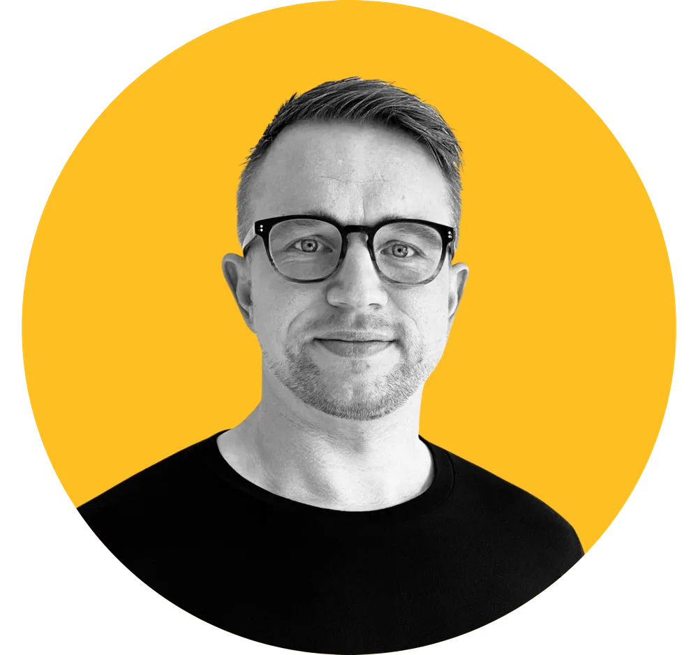 Portraitaufnahme von Dennis Kulla, Finanzbuchhalter aus Berlin